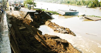 A landslide spot in the Mekong Delta (Photo: SGGP) A landslide spot in the Mekong Delta (Photo: SGGP)